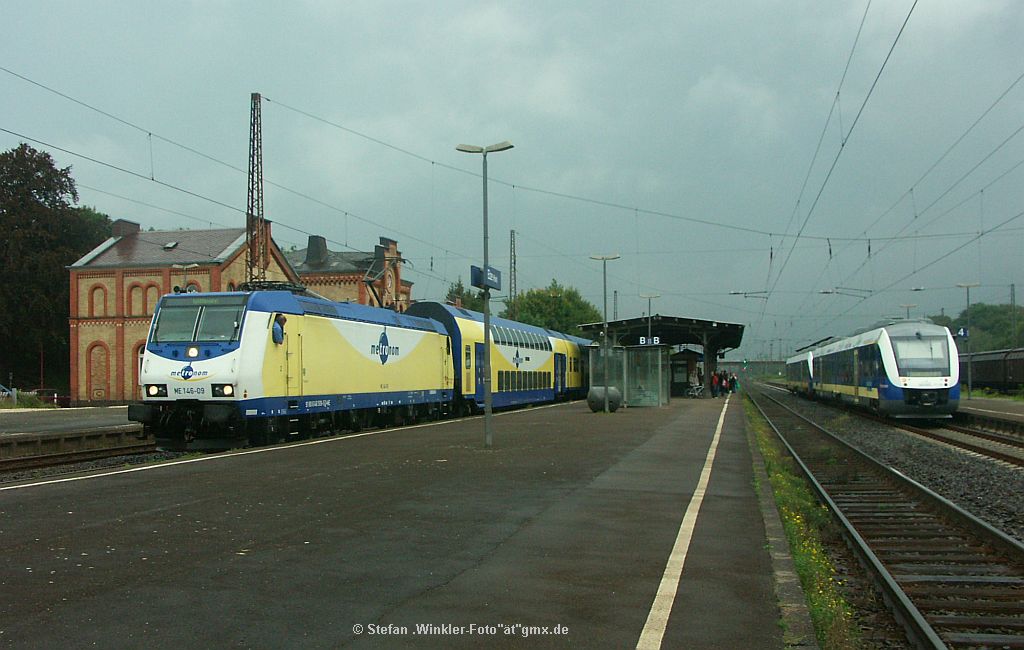 Metronom nach Gttingen trifft Eurobahn nach Bodenburg im Bf. Elze am Abend des 12.09.2010. Hinten zieht ein Unwetter auf, was teils fr Abenteuerliche Belichtungszeiten und eingeschaltete Beleuchtung am Bahnhof gesorgt hat, und das gegen 18 Uhr...