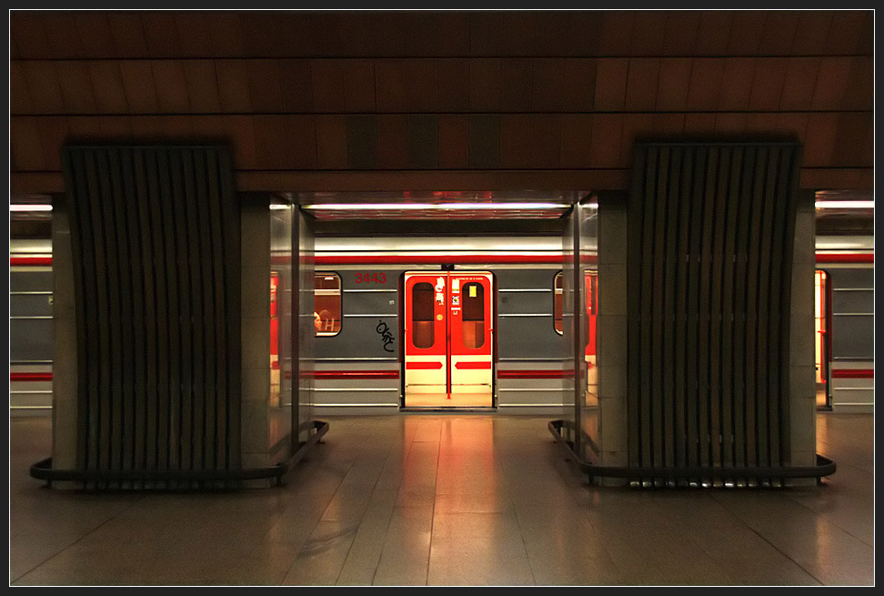 Metrostation ´elivského der Linie A. Der Bahnhof liegt in einer Tiefe von 26,6 Metern. Er ging 1980 in Betrieb. 

10.08.2010 (M)
