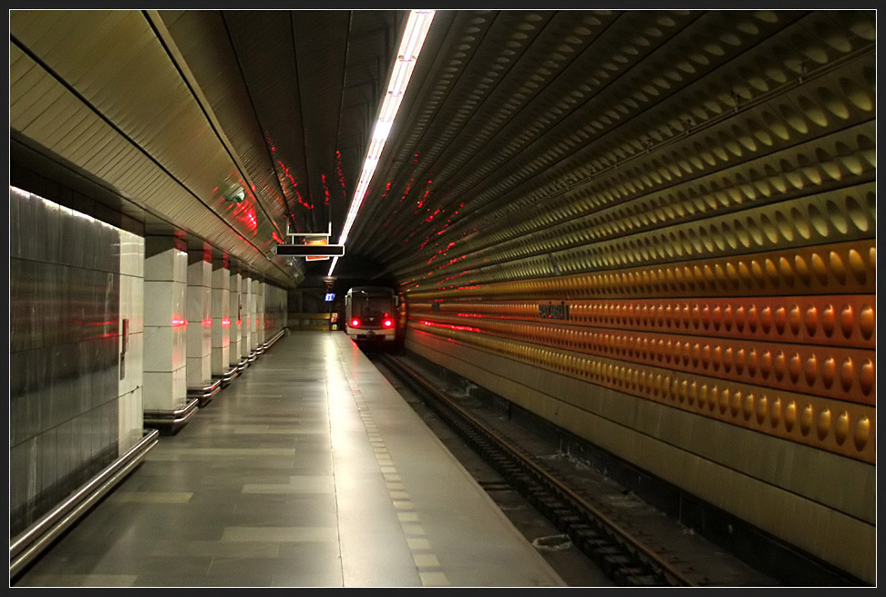 Metrostation Hradčanská der Linie A -  

Diese Station liegt mit 43 Meter unter der Geländeoberfläche recht tief. Sie wurde wie viele andere Prager Metrostationen mit drei Röhren aufgefahren. Von der kürzeren mittleren Röhre führen drei Rolltreppen an die Oberfläche. Eröffnung: 1978. 

10.08.2010 (M)