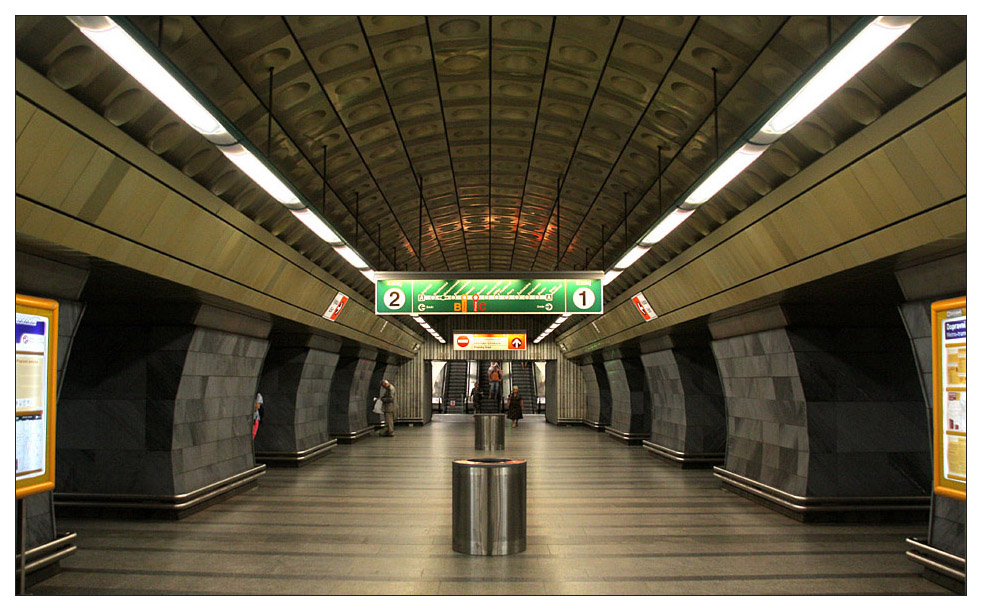Metrostation Malostranská der Linie A. Die Drei-Röhren-Station liegt in 32 Metern Tiefe. Die Bauweise ist typisch für die tiefliegenden Metrostationen in Prag. Vom Rolltreppenschacht erreicht man die mittlere, meist kürzere Röhre (Bild). Von dort führen dann Durchgäng zu den eigentlichen Bahnsteigröhren. 

10.08.2010 (M)