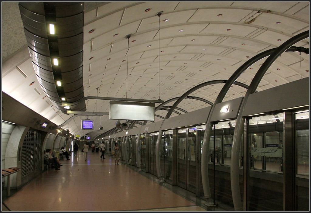 Metrostation  Pyramides  - 

Blick in die Bahnsteighalle unter der Gewölbedecke mit den für die Linie 14 charakteristischen Bögen im Bereich der Bahnsteigtüren. Paris, 

18.07.2012 (M)