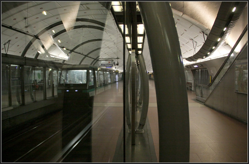 Metrostation  Pyramides  - 

Impression des Bahnsteigbereiches mit den Bahnsteigtüren. 

Paris, Linie 14, 22.07.2012 (M)