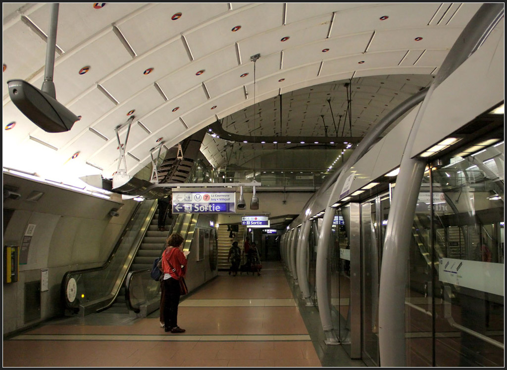 Metrostation  Pyramides  - 

Zugangsbereich zu den beiden Bahnsteigen mit unterschiedlicher Deckenhöhe. Metrolinie 14 in Paris. 

20.07.2012 (M)
