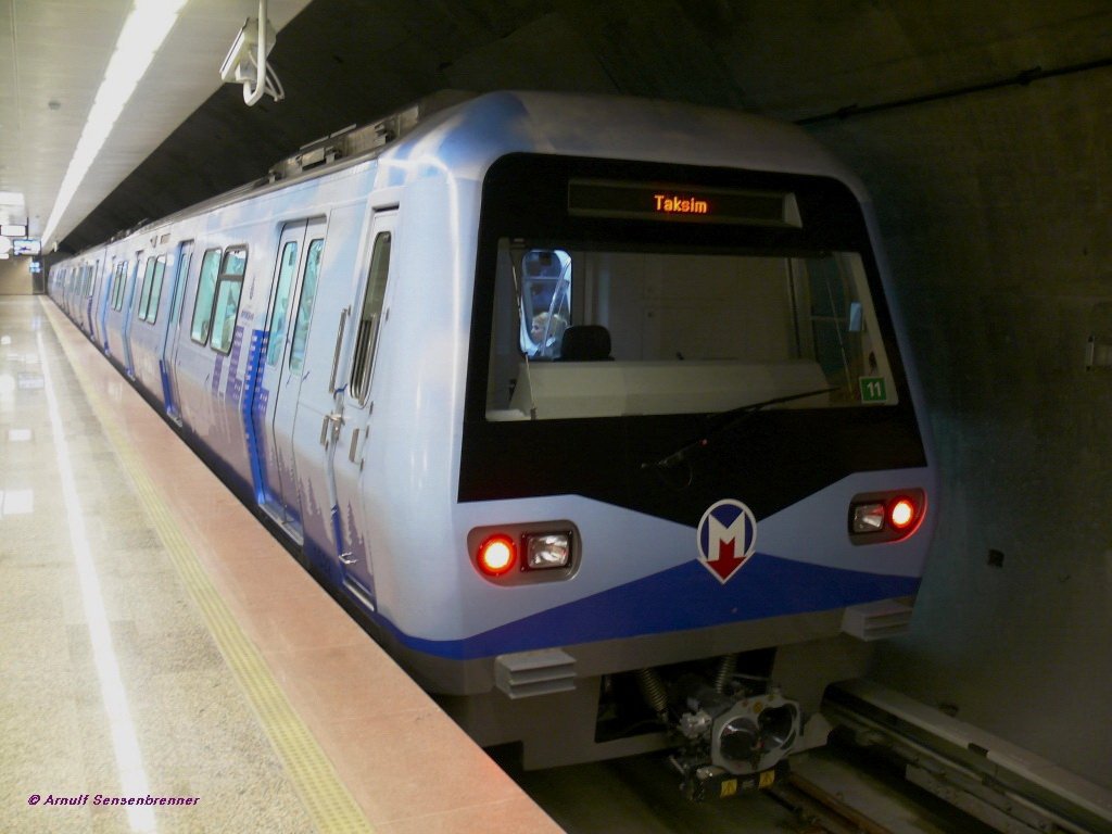Metrozge 1522+1521 (Hyundai2008) unterwegs auf der Linie M2 zwischen Sishane und Taksim.  
Istanbul-Sishane 
13.04.2009