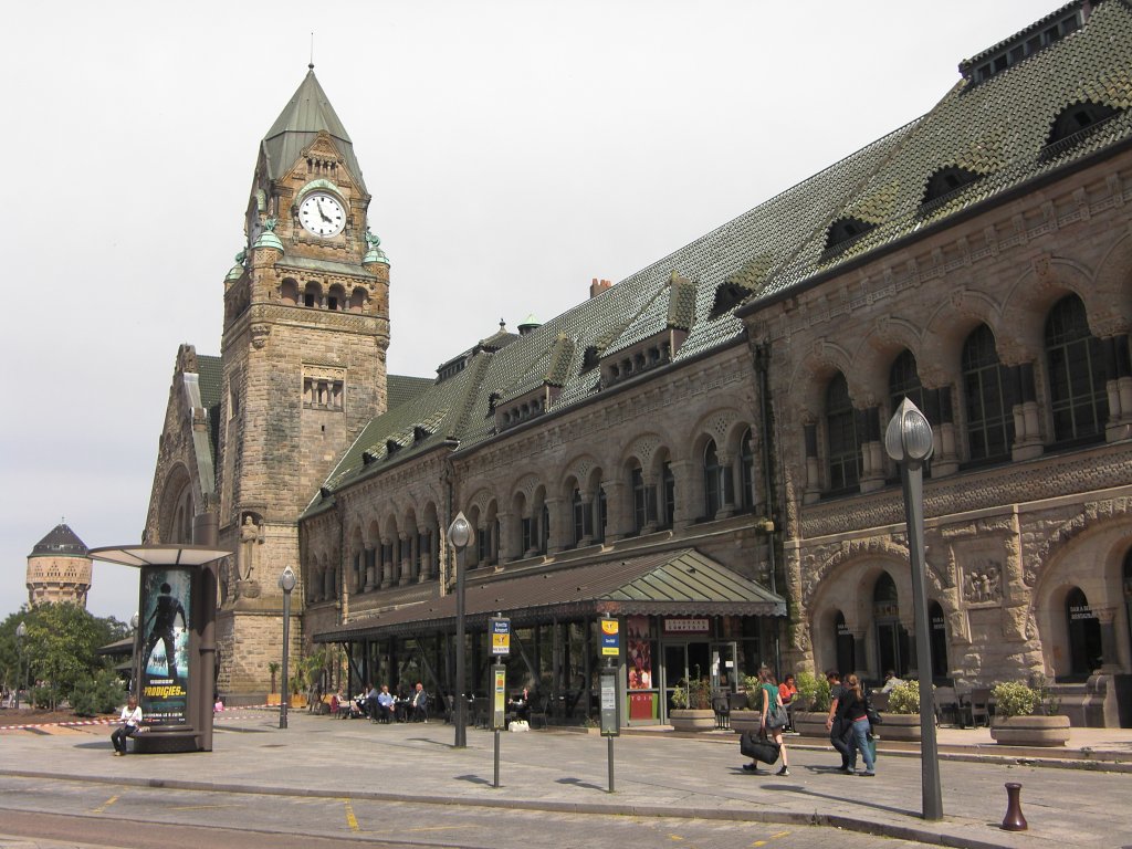 Metz Bahnhofsgebude und Wasserturm am 12.06.2011