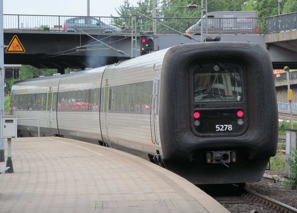 MF 5278 der DSB rangiert am 22. August 2012 im Hamburger Hbf. Der Triebwagen kam zuvor als EC 234 aus Kopenhagen in Hamburg an.