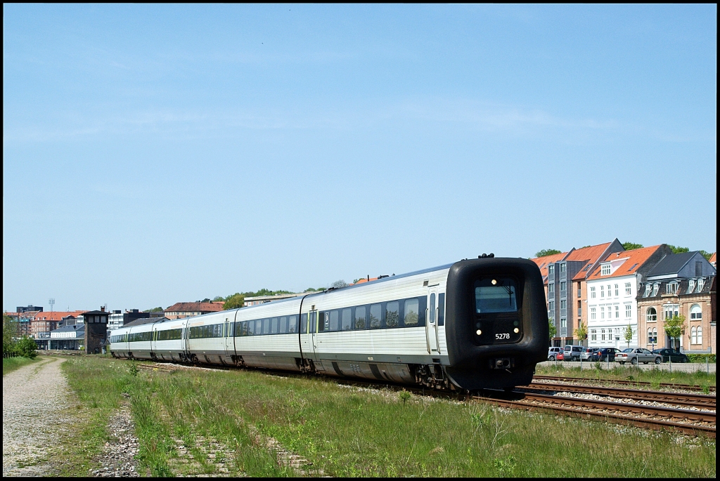 MF 5278 verlässt mit einem weiteren MF als LYN 44 von Aalborg st nach Aarhus am 21.05.2012 Randers st.