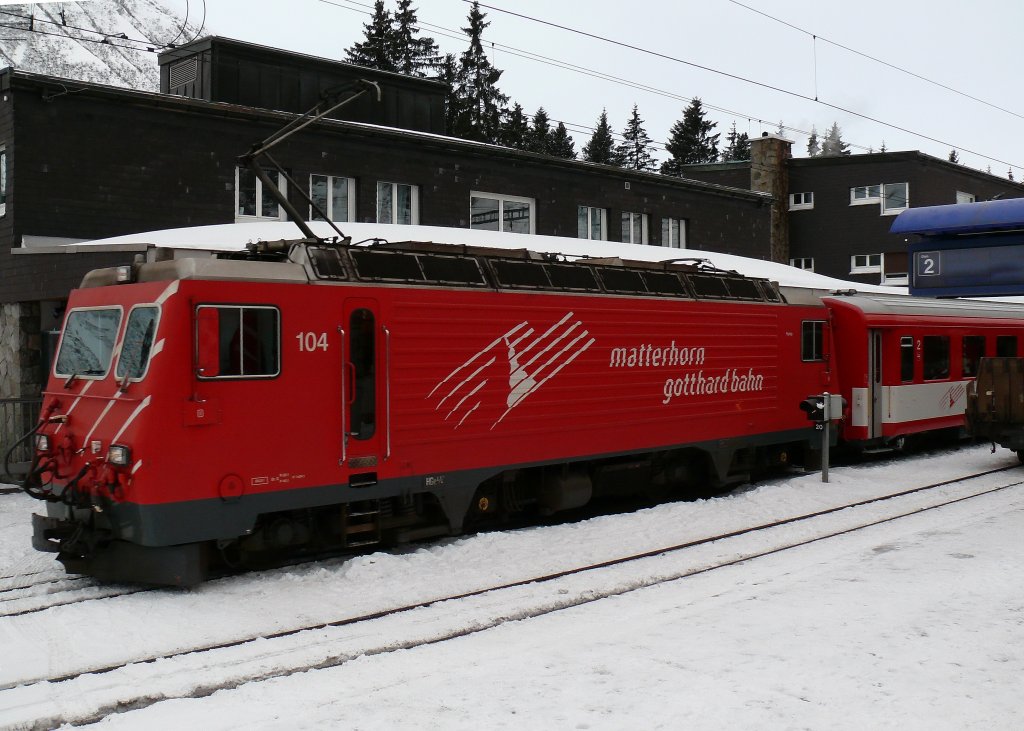 MGB 104 HGe4/4II unterwegs als R518 (Brig 06:23-Andermatt08:20) und weiter als R820 (Andermatt08:27-Disentis09:36) bei der Ausfahrt nach Disentis.
Wintermorgen in Andermatt.
25.01.2011