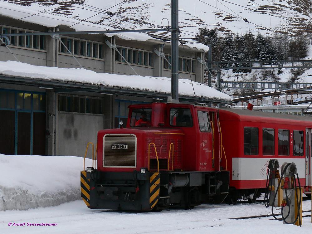 MGB 4972 Tm2/2 beim Rangieren in Andermatt. Diese heute meterspurige Diesellok wurde von der Firma Schma in Diepholz in Deutschland 1960 gebaut. Sie wurde an die APCF (Alsensche-Portland-Cement-Fabrik) in Itzehoe mit 860mm Spurweite geliefert. Nach der Einstellunug dieser Schmalspurwerksbahn gelangte sie dann umgespurt auf Meterspur in die Schweizer Alpen.

25.01.2011 Wintermorgen in Andermatt