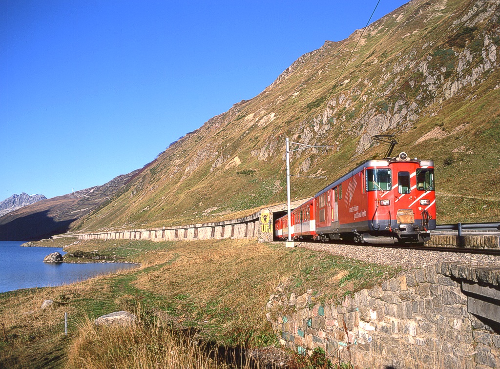 MGB Deh 4/4 52 verlässt den Kanton Uri am Oberalppass, 03.10.2009, Zug 824.