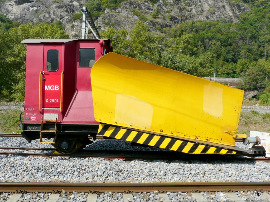 MGB - Der Schneepflug X 2901 im Werksttteareal von Brig.
Die Bilder vom Depot-Werkstttenareal wuren alle von Auserhalb des MGB Gelnd gemacht, Durch einen Zaun von einer ffentlicher Strasse die zum MGB Areal fhrt am 25.09.2009