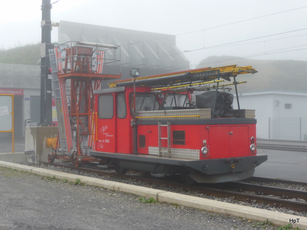 MGB - Dienstfahrzeug Xmh 1/2  4963 zusammen mit einem Leiterwagen abgestellt auf dem Oberalppass am 17.09.2010