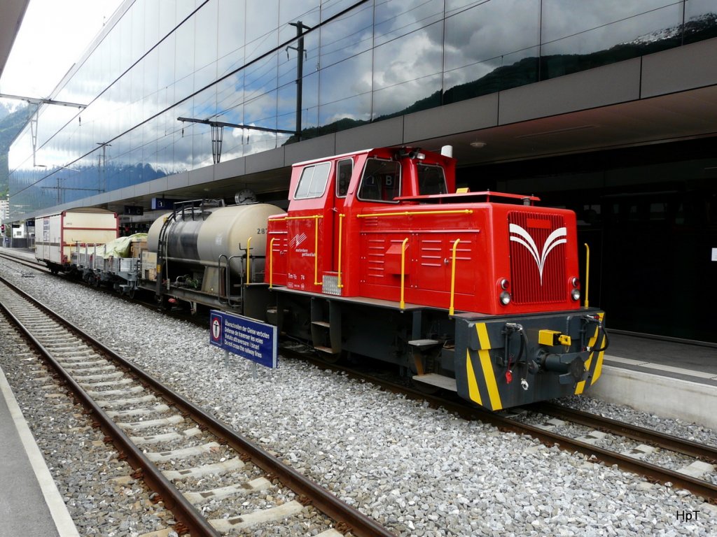 MGB - Diesellok Tm 2/2  74 mit Gterwagen im Bahnhof Visp am 10.05.2010