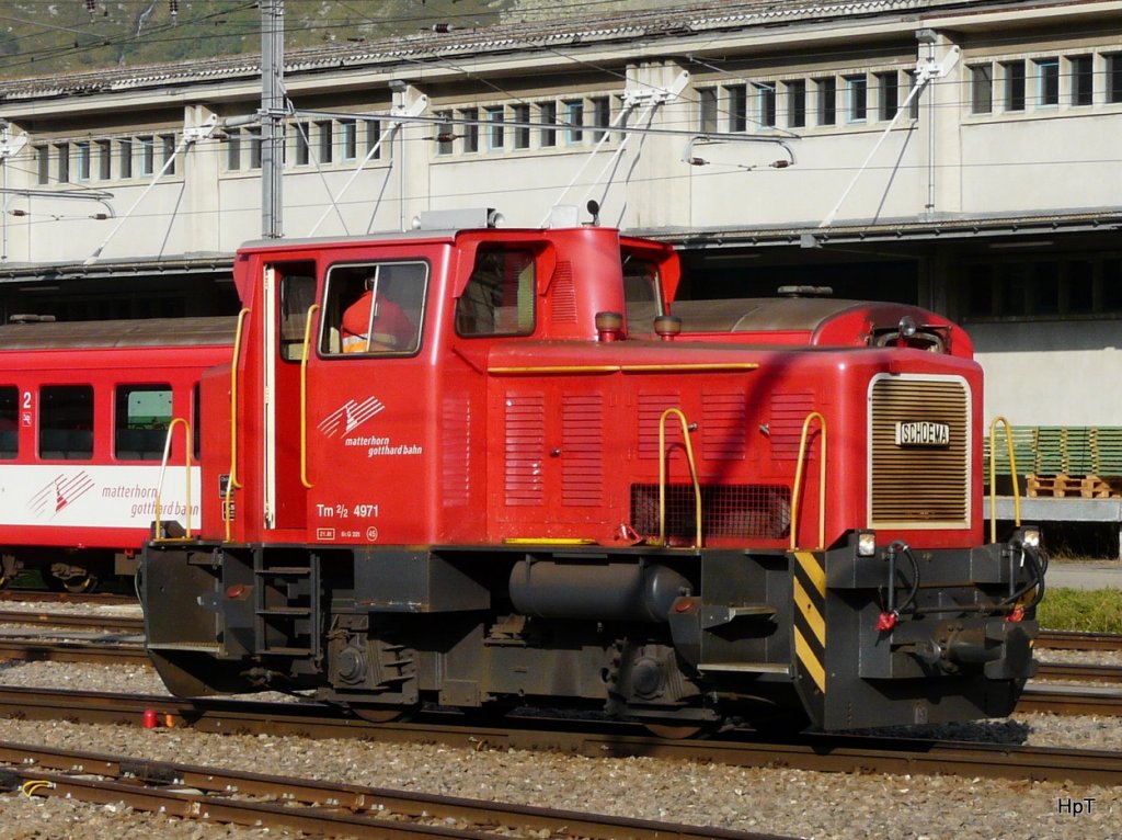 MGB - Dieselrangierlok Tm 2/2 4971 unterwegs im Bahnhof Andermatt am 25.09.2009