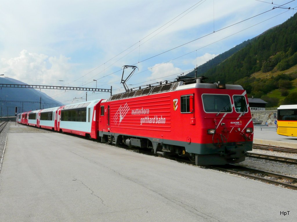 MGB - Glacier Express mit der Lok HGe 4/4 102 bei der Durchfahrt in Oberwald am 25.09.2009