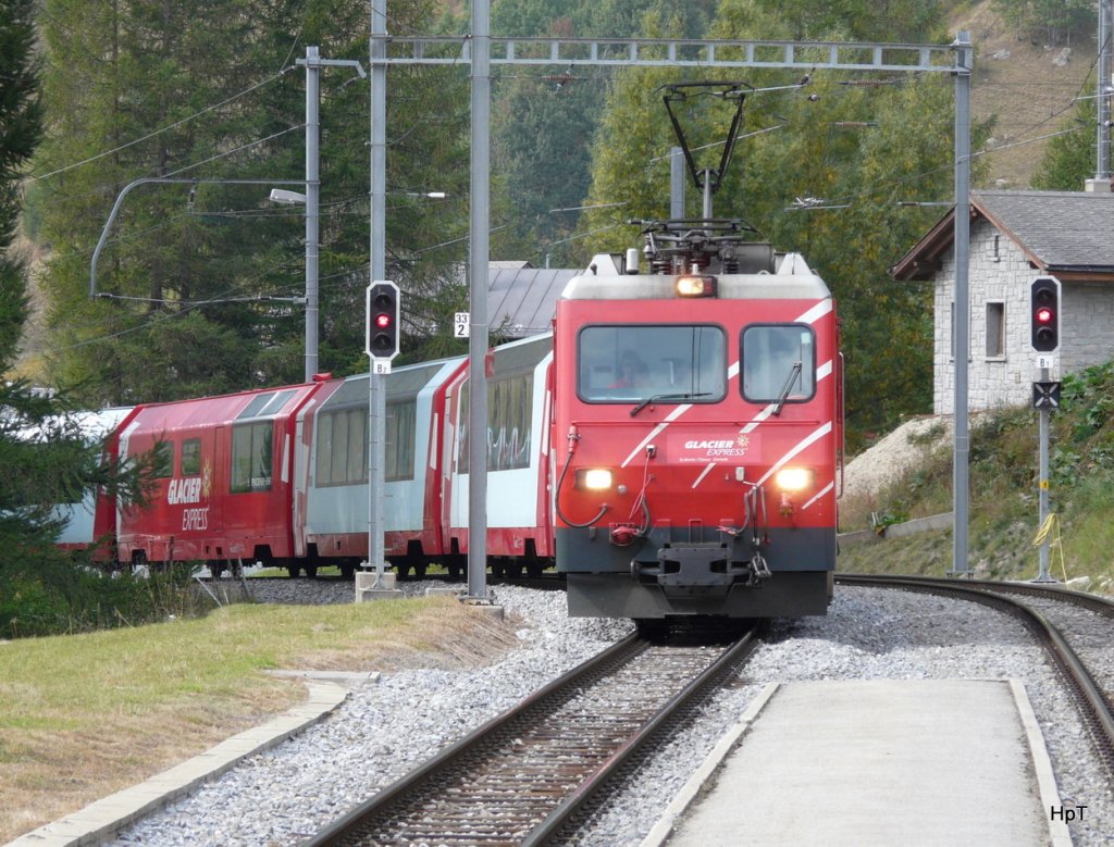 MGB - Glacier Express mit HGe 4/4 .. bei der einfahrt in den Bahnhof Mnster am 25.09.2009