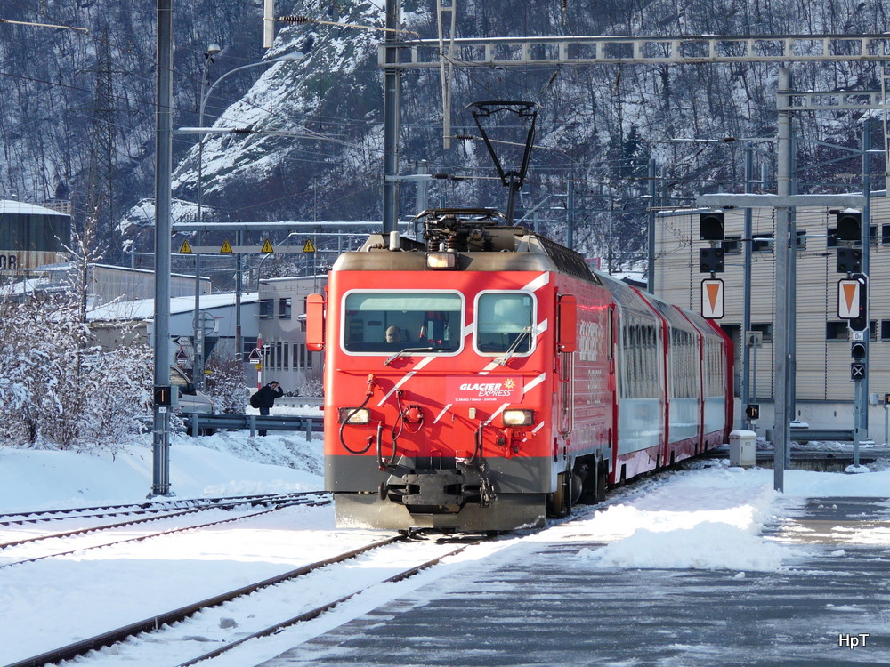 MGB - Glacier Express von Zermatt nach St.Moritz mit der Lok HGe 4/4  106 bei der einfahrt in den Bahnhof von Brig am 30.12.2010