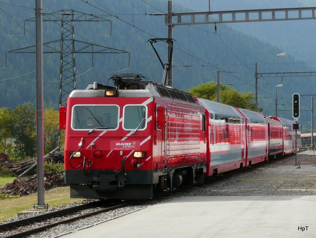 MGB - HGe 4/4 ??? vor einem der Glacier Express Zge bei der Durchfahrt in Oberwald am 25.09.2009