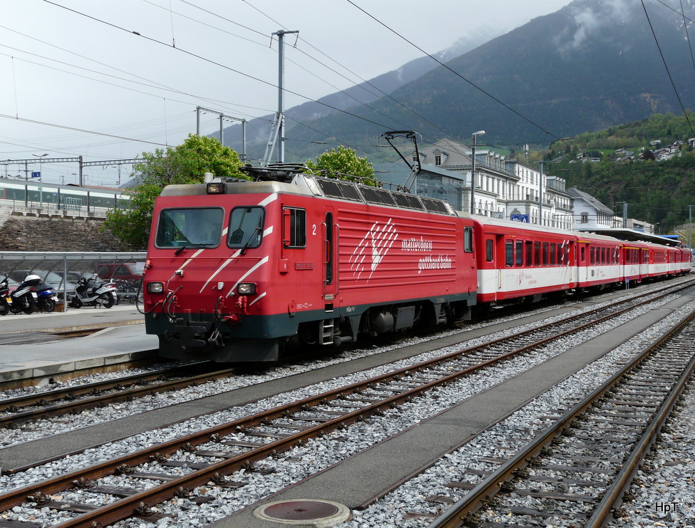 MGB - HGe 4/4 2 als Regio nach Zermatt im Bahnhof Brig am 27.04.2013