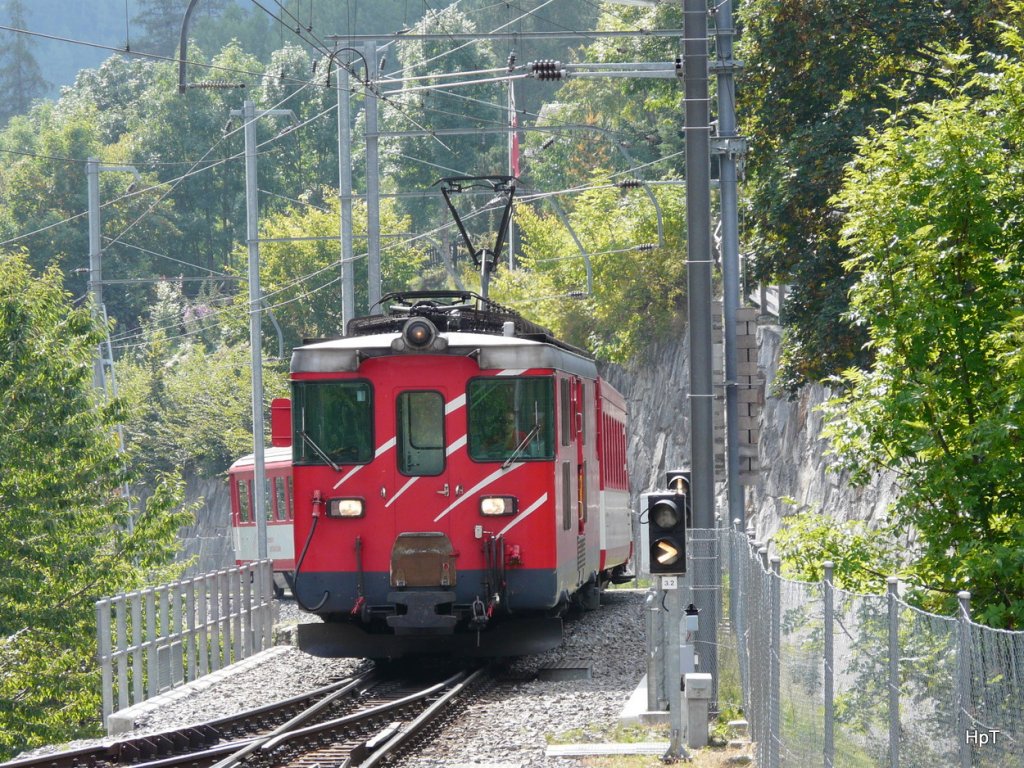 MGB - Lok Deh 4/4 55 vor Regio bei der einfahrt in den Bahnhof Fiesch am 25.09.2009