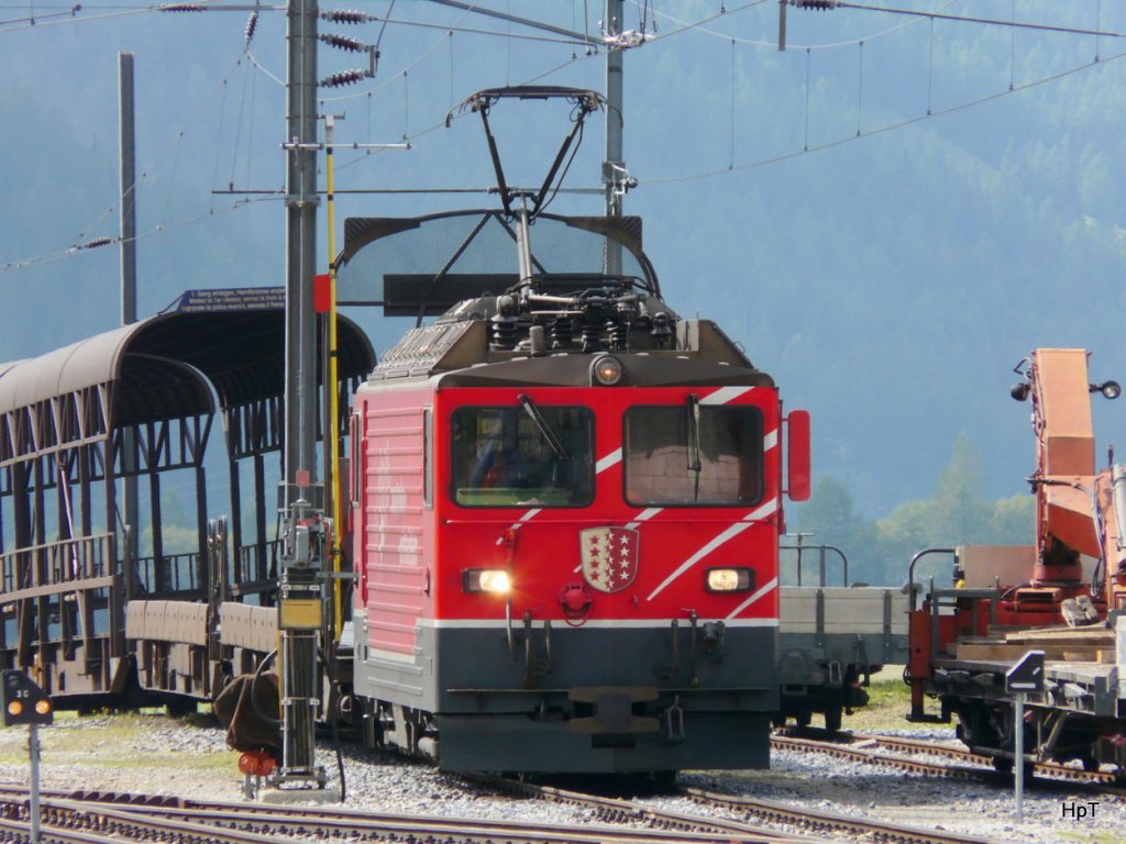 MGB - Mit viel viel Tele in Oberwald die E-Lok Ge 4/4 81 vor dem Autozug durch denn Furkatunnel amm 25.09.2009