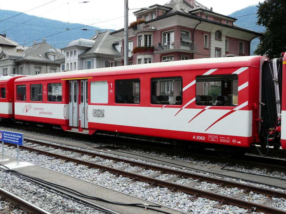 MGB - Personenwagen 1 Kl. A 2062 im Bahnhof Brig am 03.09.2012 .. Sparsame MGB der 1 Kl.Streifen ist nur gerade �ber den Einstiegst�ren ..
