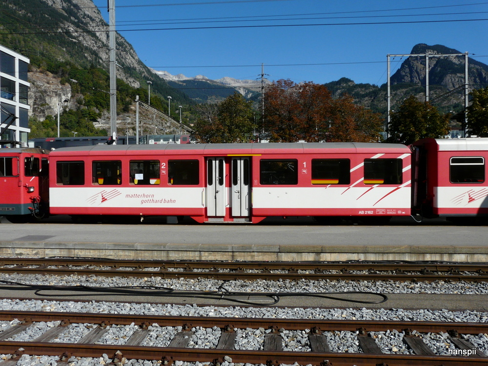 MGB - Personenwagen  1+2 Kl AB 2162 im Bahnhof Brig am 21.09.2012