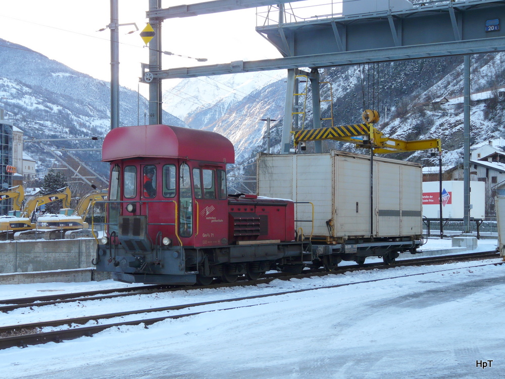 MGB - Rangierlok Gm 3/3 71 zusammen mit dem Gterwagen Lbv 2634 im Containerverladeterminal der MGB in Visp am 30.12.2010
