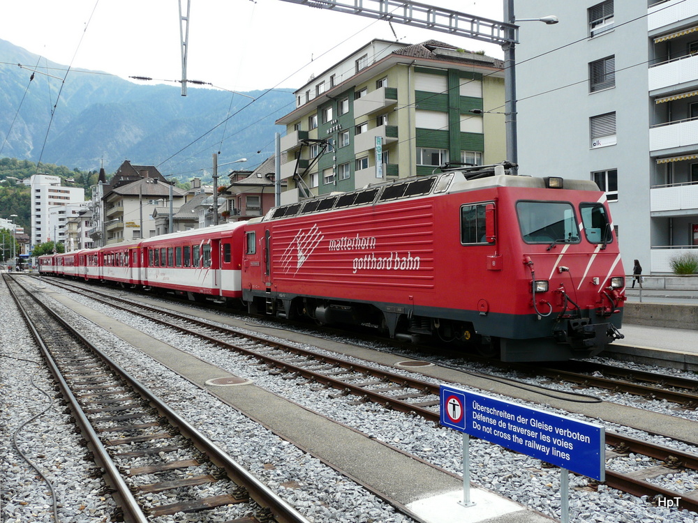 MGB - Regio nach Zermatt mit der Zugslok HGe 4/4 1 im Bahnhof Brig am 03.09.2012