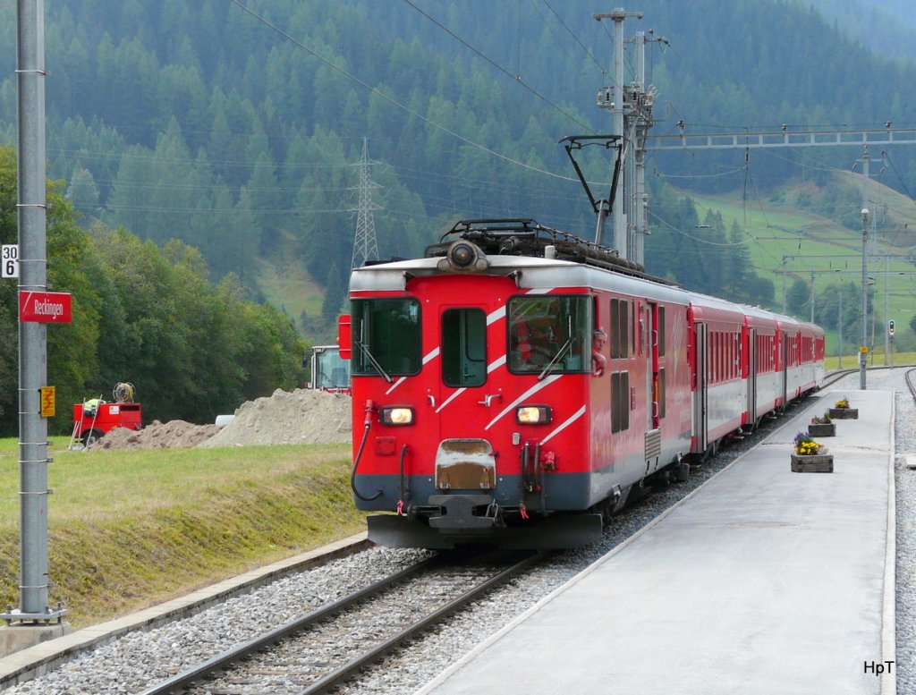 MGB - Regio von Visp nach Gschenen mit dem Triebwagen Deh 4/4 53 in Reckingen am 25.09.2009