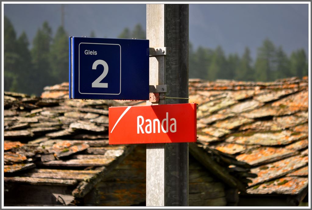 MGB Stationsanschrift mit den typischen Walliser Steindchern. (04.08.2013)