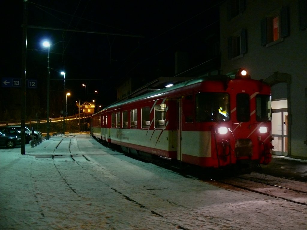 MGB Steuerwagen ABt4151 fhrt R563 von Gschenen (ab 18:12) ber Andermatt nach Visp.
Winterabend in Gschenen.
24.01.2011