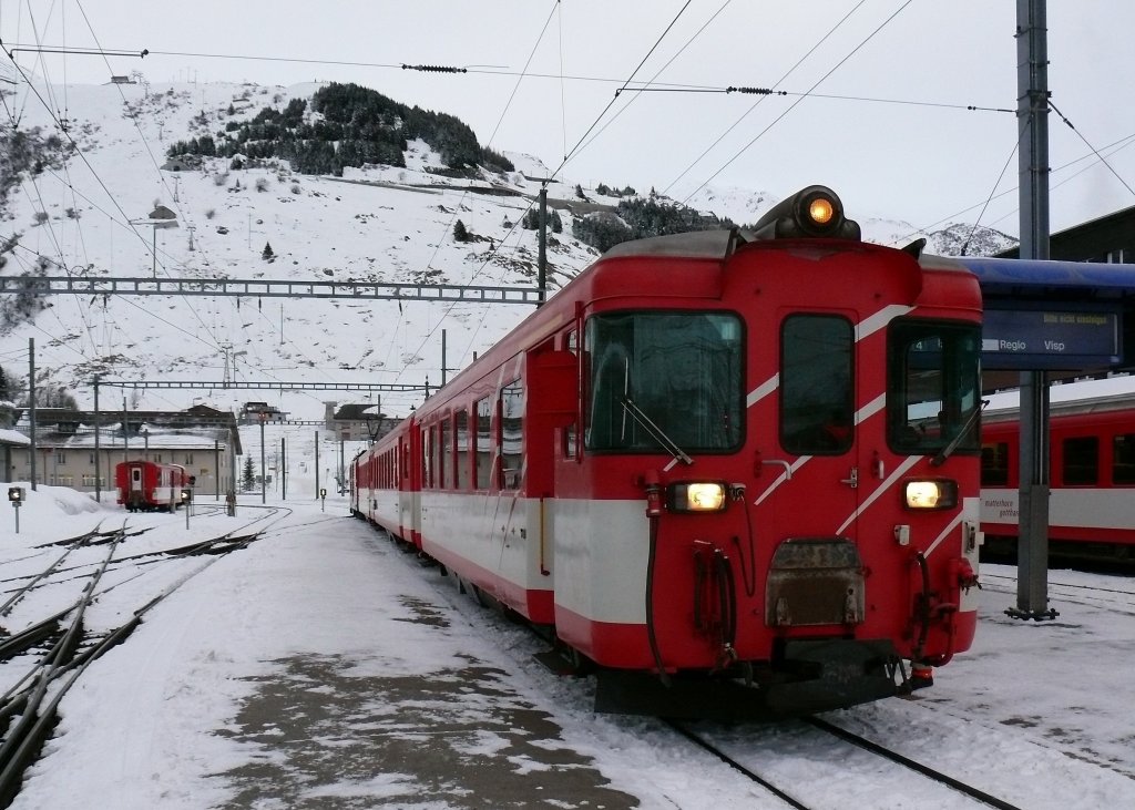 MGB Steuerwagen ABt4152 (SIG 1972) am Kopf des R621 von Gschenen (ab 07:53) nach Andermatt (an 08:03).
Andermatt.
25.01.2011