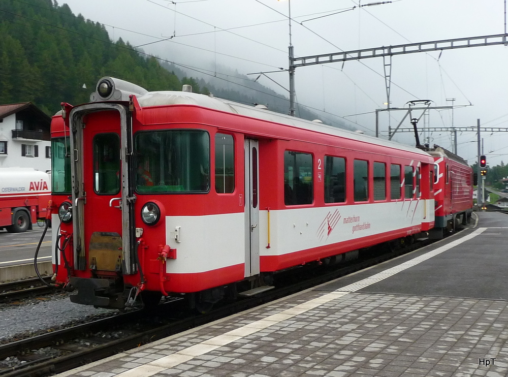 MGB - Steuerwagen Bt 4292 und Lok HGe 4/4 105 bei Rangierfahrt im Bahnhof von Disentis am 17.09.2010
