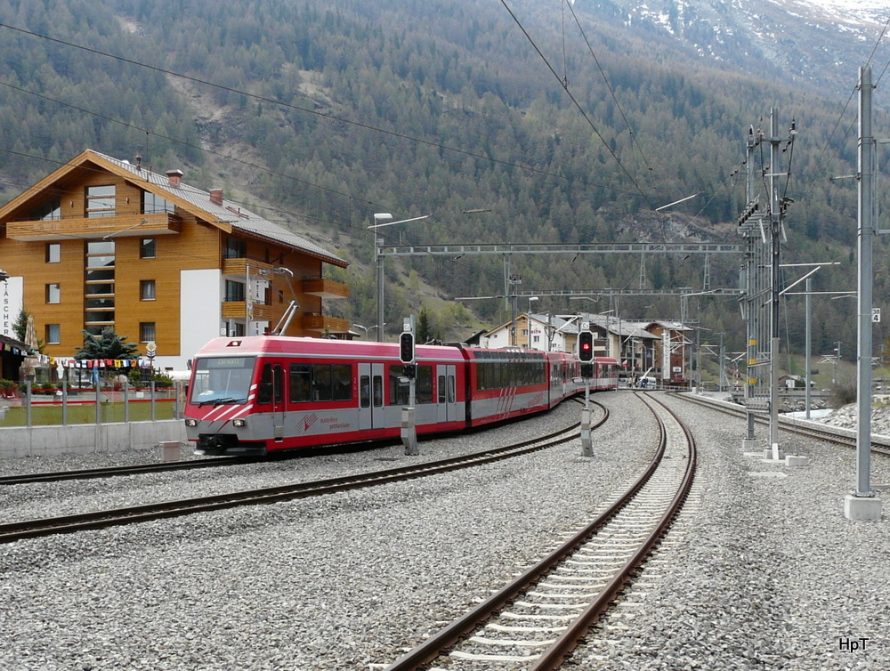 MGB - Triebwagen BDSeh 4/8 und BDSeh 4/8 bei der einfahrt in den Bahnhof Tsch am 24.04.2011