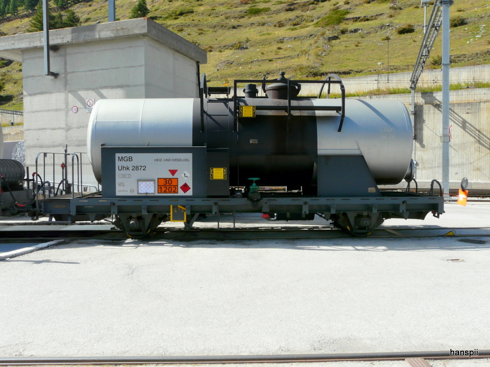 MGB - Zisternenwagen Uhk  2872 im Bahnhofsareal in Zermatt am 21.09.2012