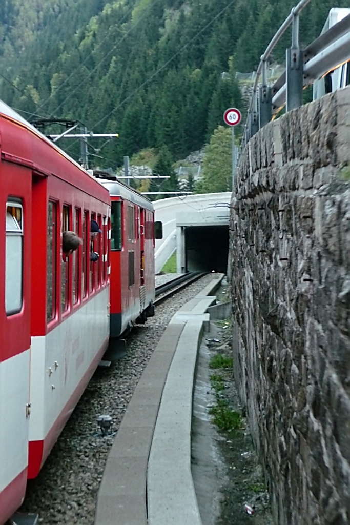 MGB-Zug kurz vor der Unterfhrung Gotthardstrasse in Gschenen, 3.10.11