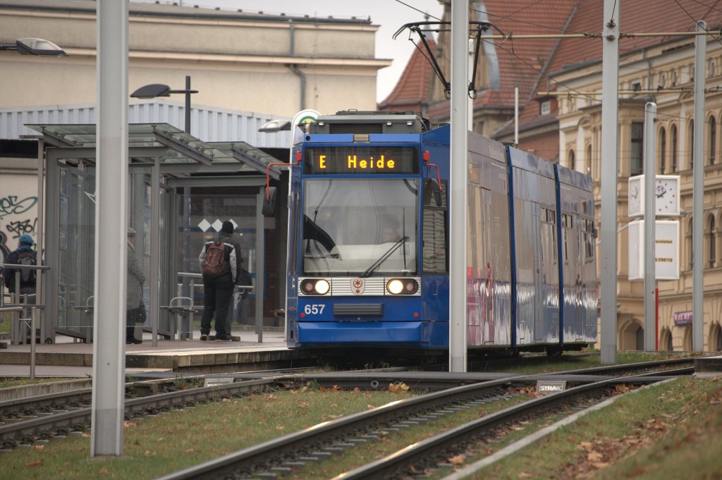 Mglicherweise machen die notwendigen, aber den Gesamteindruck strenden Fahrleitungsmasten dem Bild den garaus.
TW 657 als E-Wagen Richtung Heide an der Haltestelle Halle Hbf.  am 30.11.2012 gegen 13:49 Uhr aufgenommen.