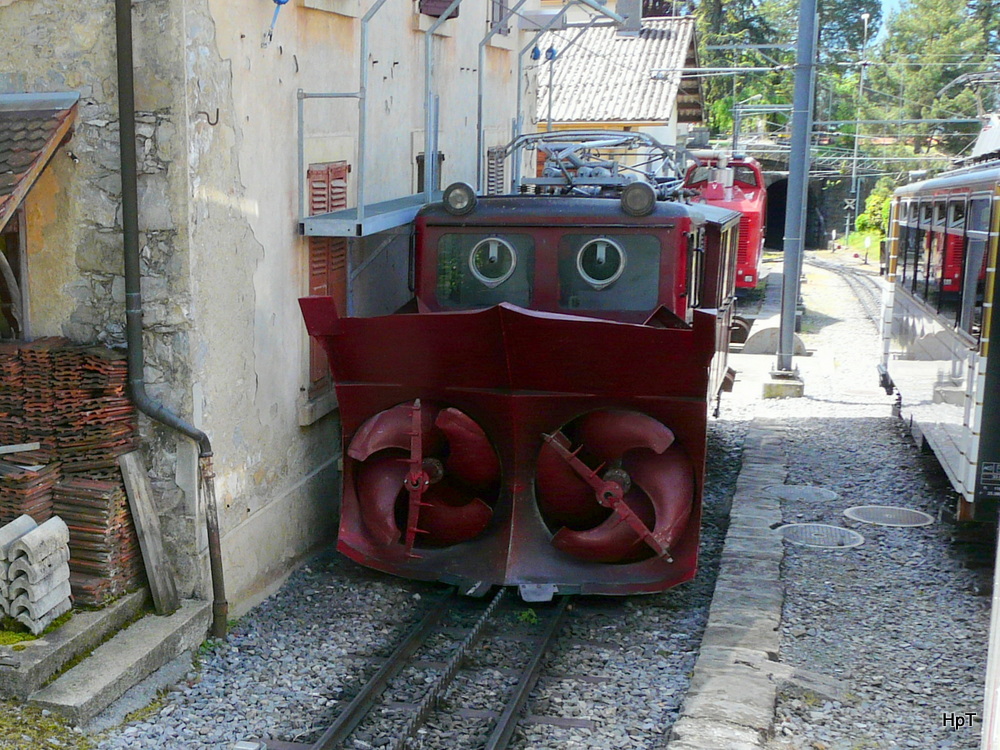 MGN Goldenpass - Schneefrsse X rot e 3 in Glion am 11.05.2012 .. Standort des Fotografen im Fahrendem Zug ..