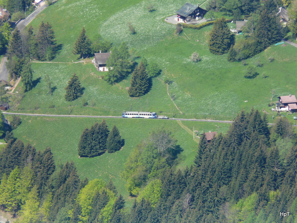 MGN Goldenpass - Triebwagen Bhe 4/8 302 auf Talfahrt unterwegs bei Cret d`y Bau am 11.05.2012