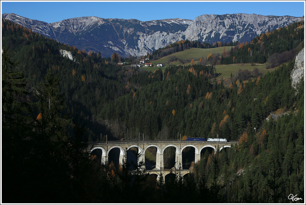 Mgw 183 500 + SETG ES64U2 101 fahren als Lokzug ber die Kalte Rinne nahe Breitenstein. 
17.11.2012
