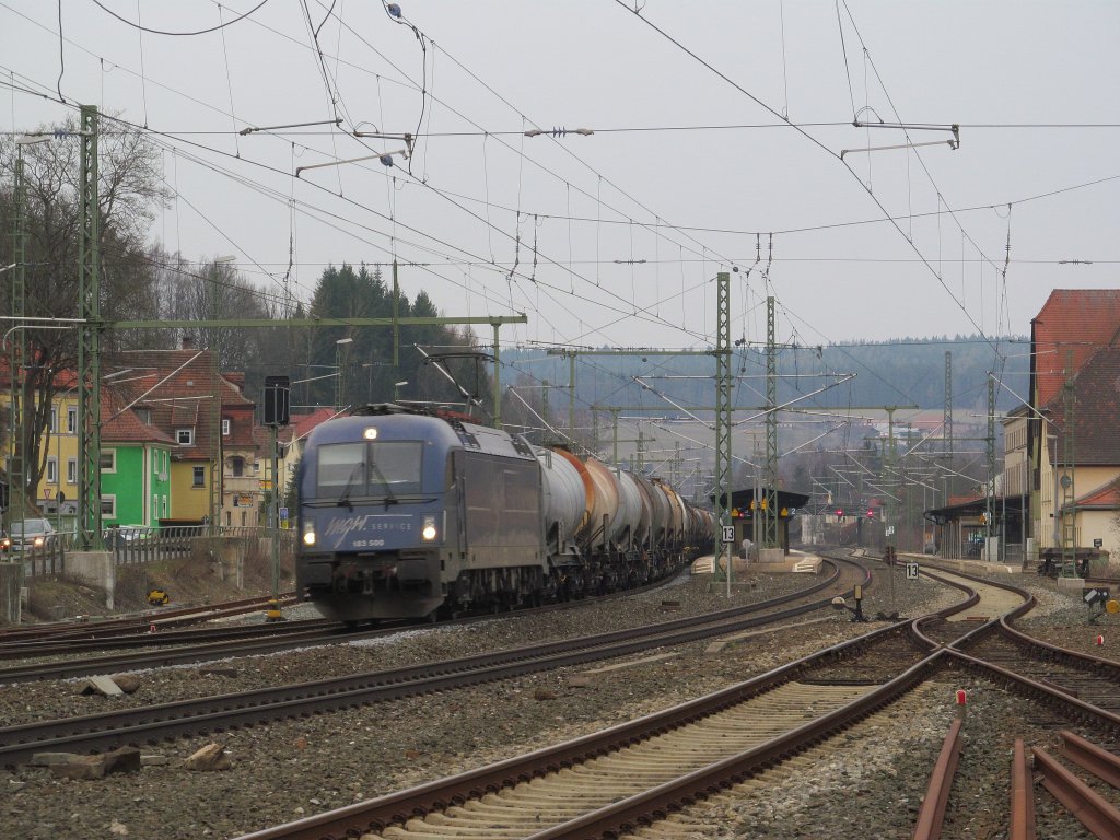 MGW 183 500 zieht am 08. April 2013 einen Kesselwagenzug durch Kronach in Richtung Bamberg.