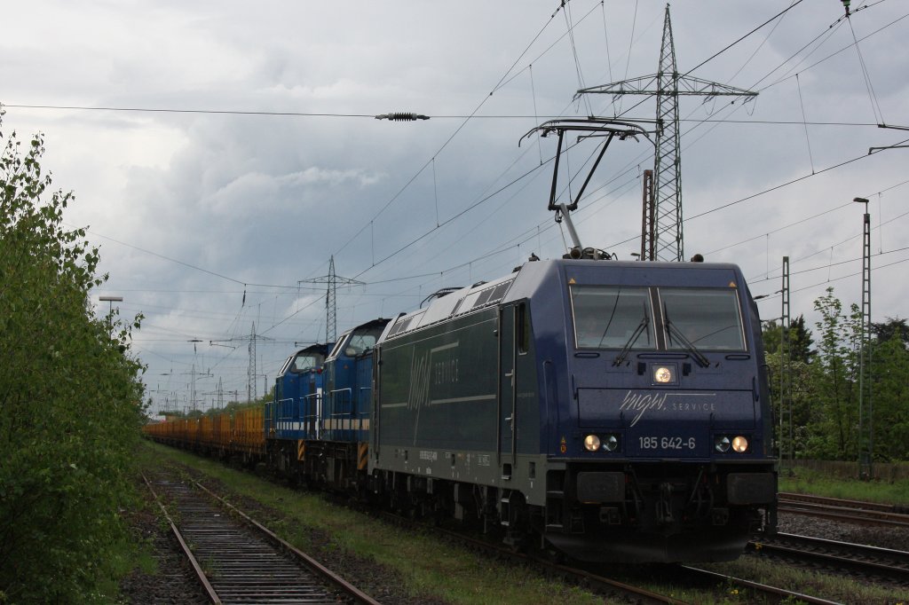 MGW Service 185 642 (i.E.fr Spitzke) am 9.5.12 mit Spitzke V100-SP-004 und V100-SP-005 und einem leeren Schwellenzug beim Halt in Ratingen-Lintorf.