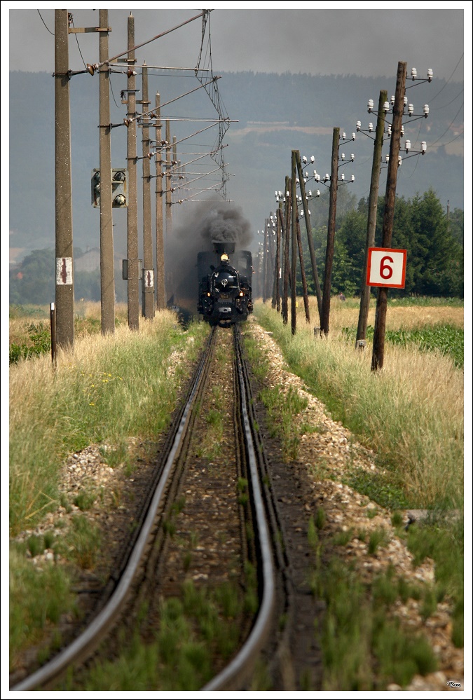 MH 6 der Mariazellerbahn fhrt mit dem Panoramic 760 von Ober Grafendorf nach Mariazell.
Klangen 4.7.2010