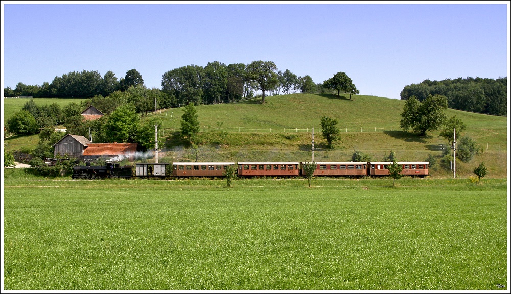 MH 6 Mariazellerbahn fhrt mit dem Panoramic 760 von Ober Grafendorf nach Mariazell. 
Mainburg 4.7.2010
