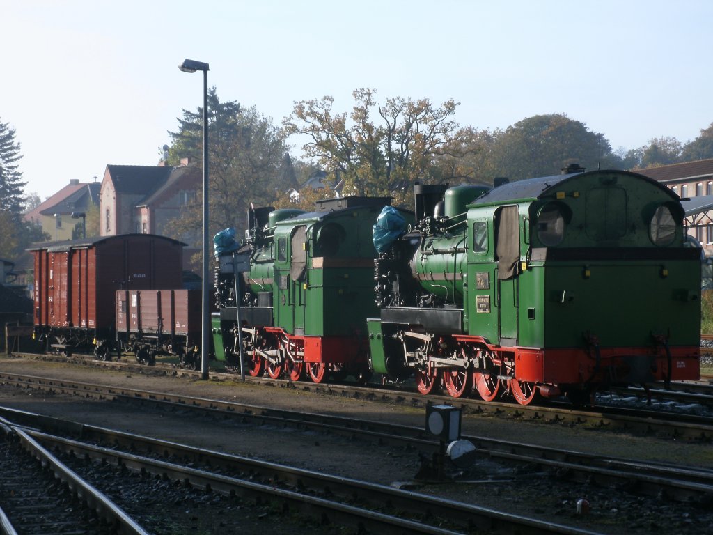 Mh52 und Mh53 mit zwei Gterwagen abgestellt,am 22.Oktober 2011,in Putbus.