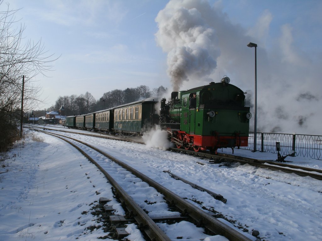 Mh52 verlie mit ihren Personenzug nach Ghren,am 26.Januar 2013,den verschneiten Bahnhof Putbus.