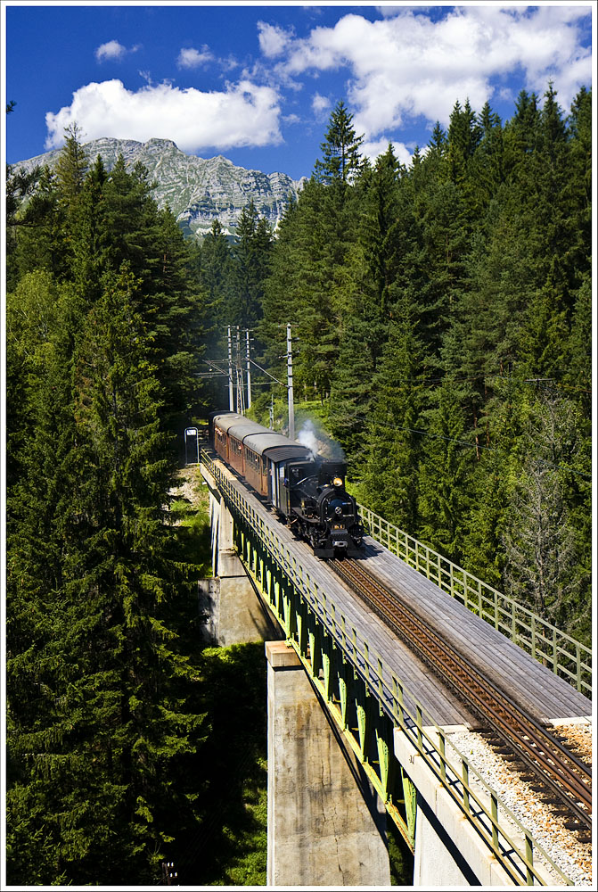 MH.6 auf dem Kuhgrabenviadukt mit dem Panoramic 760 Austria Tourist Train am 1.August 2010. Besonders schn ist, dass der tscher im Hintergrund eine grandiose Kulisse bildet.
