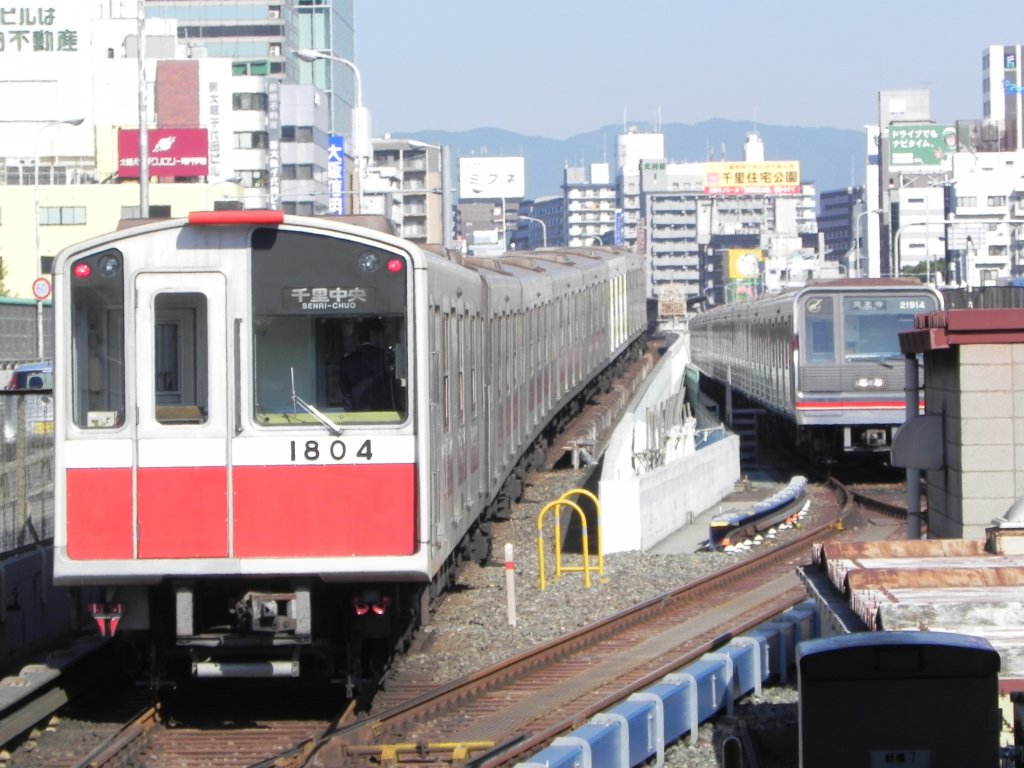 Midōsuji Line Series 10 Zug nach der Ausfahrt aus der Haltestelle Shin-Osaka in Richtung Senri-Chūō. Diese Zge, die seit 1976 in Dienst sind, werden nach und nach von den neueren Series 21 Zgen ersetzt, sind aber noch hufig anzutreffen.