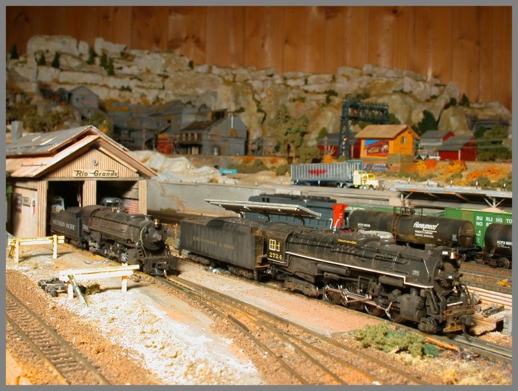 Mikado 2-8-2 3304 der Southern Pacific >Modell Kato<
Berkshire 2-8-4 2724 Chesapeake&Ohio >Modell Life Like<
(29.11.2009)